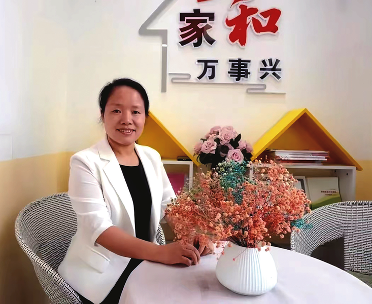 何英代表：做搬遷群眾的貼心人
